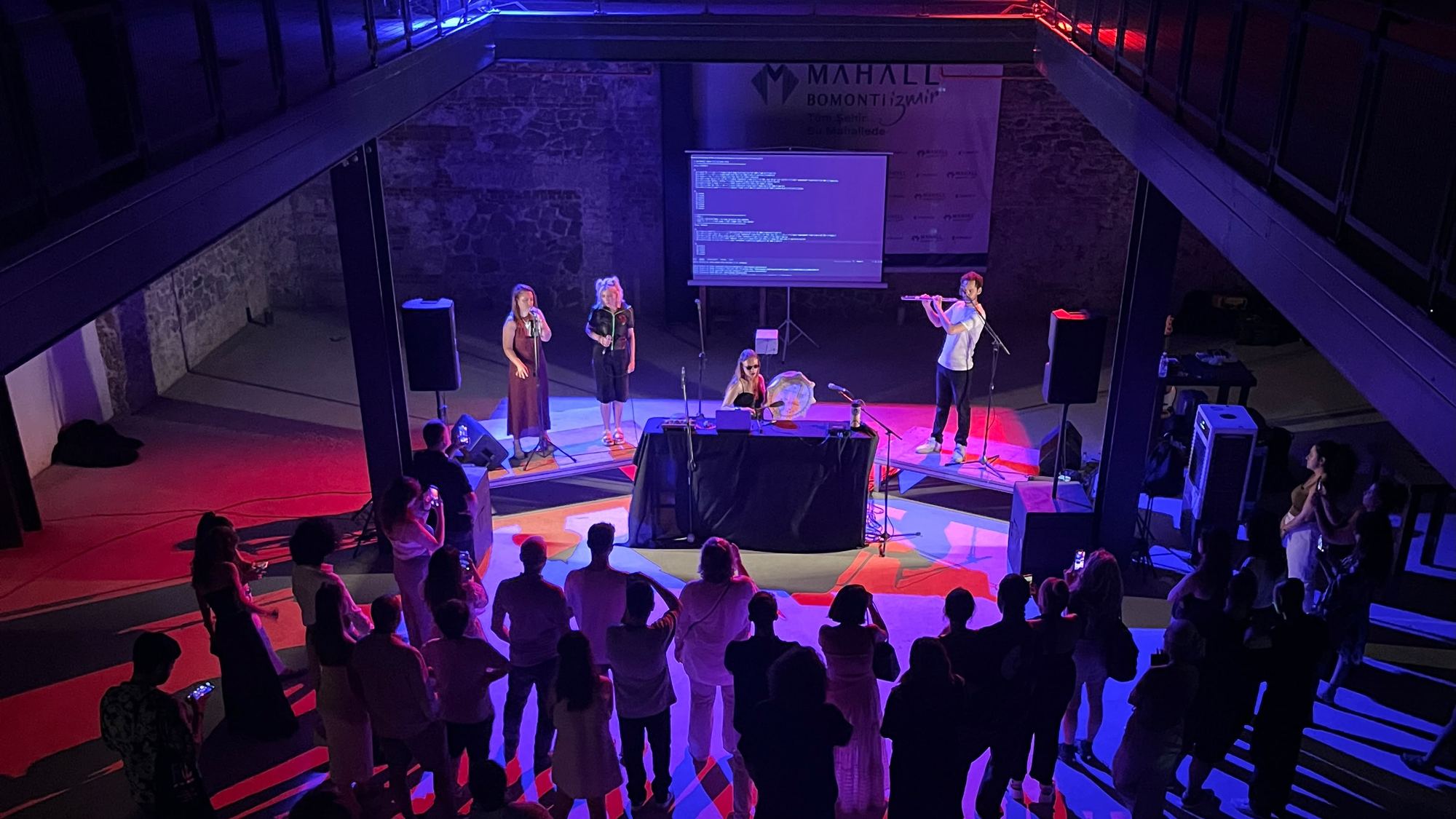 Algorave İzmir lansman konserinde sahneye yansıtılan canlı kod